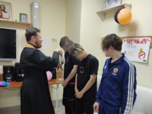 Священник провел встречи с подростками детского стационарного и реабилитационного отделений РНД